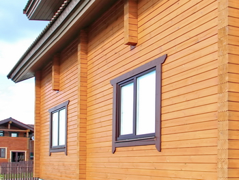 Коттедж из деревянного бруса с окнами ПВХ